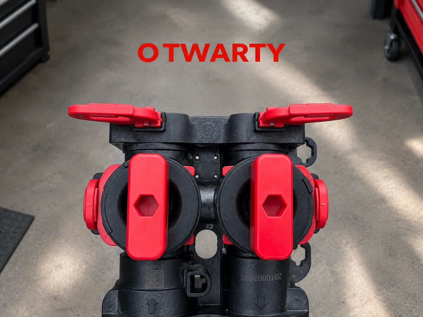 Bypass obrotowy w trybie pracy – czerwone pokrętła ustawione równolegle do osi rur.