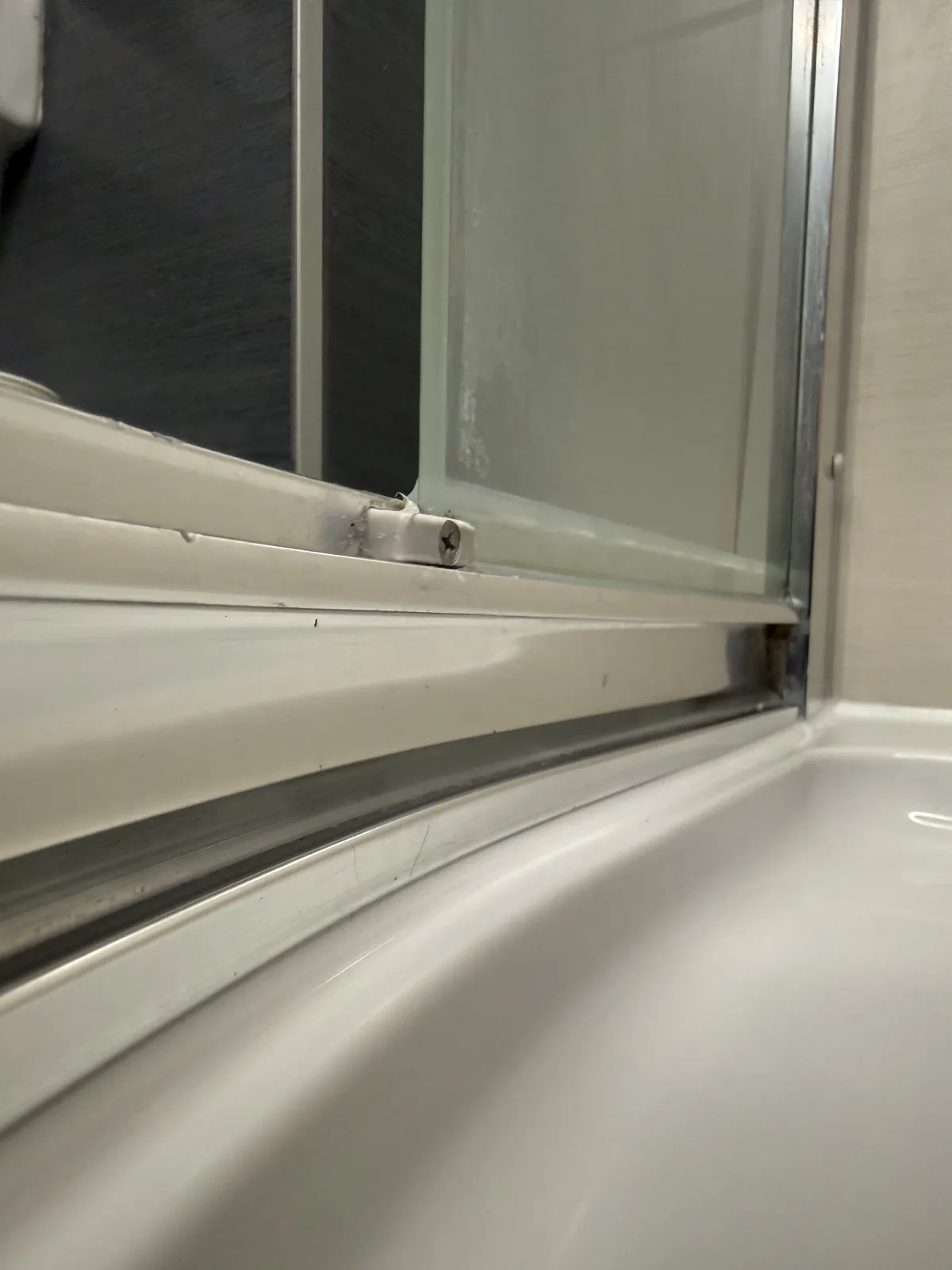 Wymiana spleśniałego silikonu PO