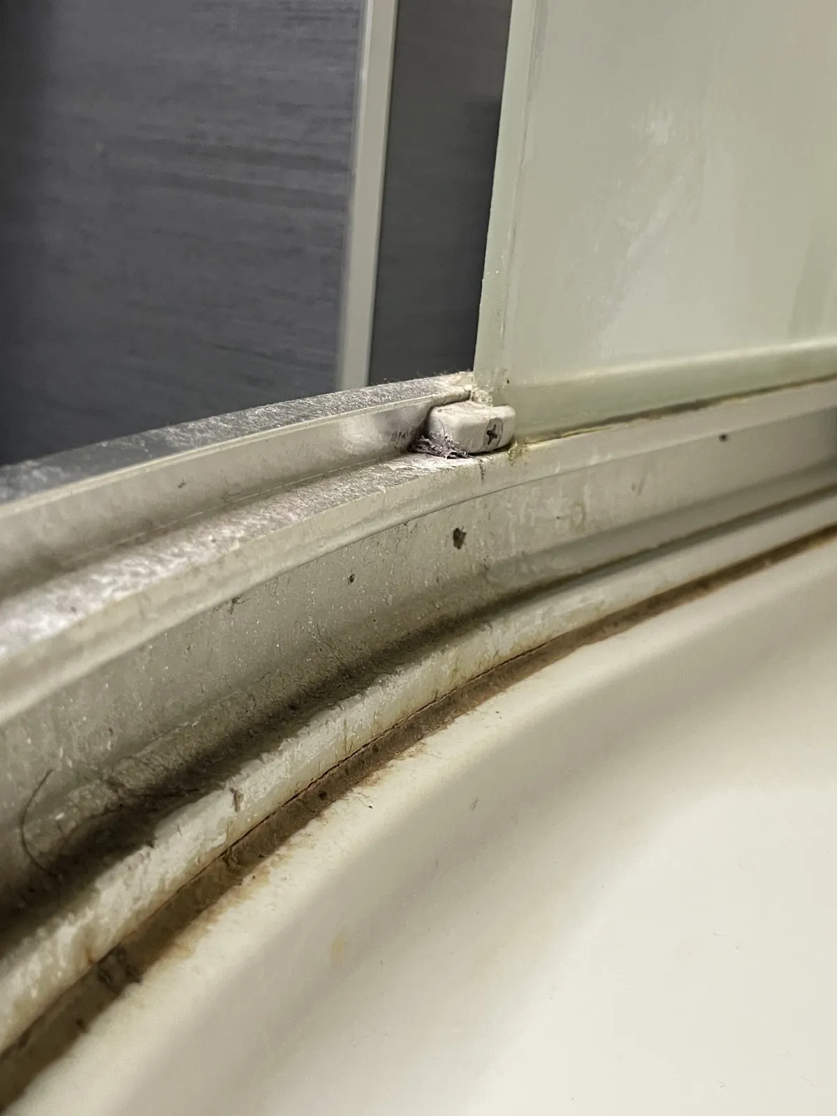 Wymiana spleśniałego silikonu PRZED